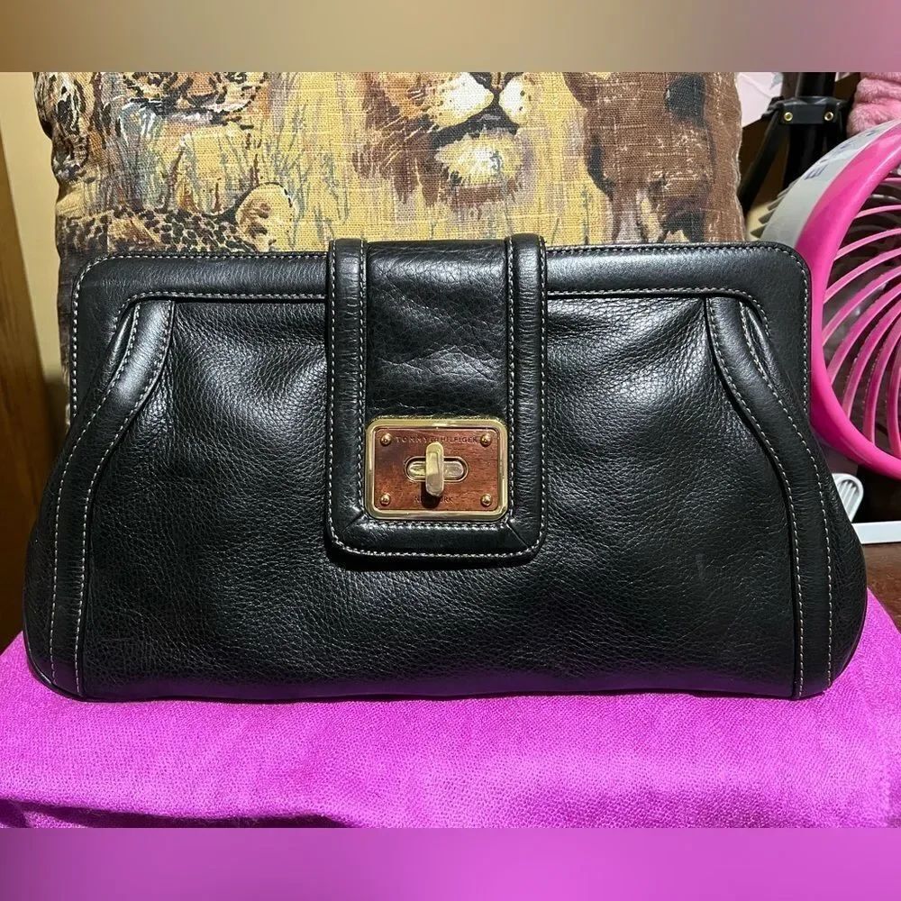 TOMMY HILFIGER LEATHER CLUTCH